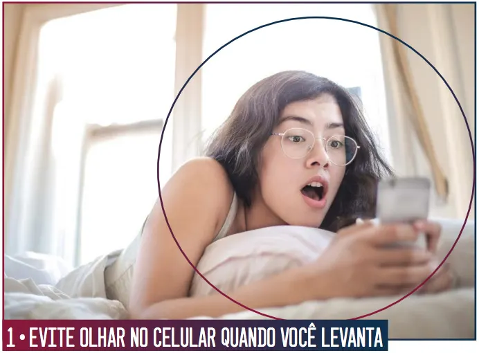 Evite olhar no celular quando você levanta Evite olhar no celular quando você levanta